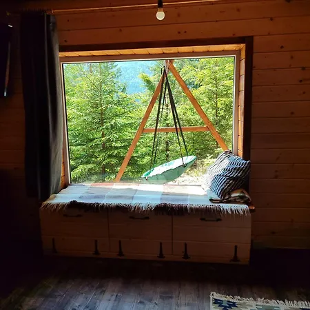 над скелею Chalet Krivorovnya